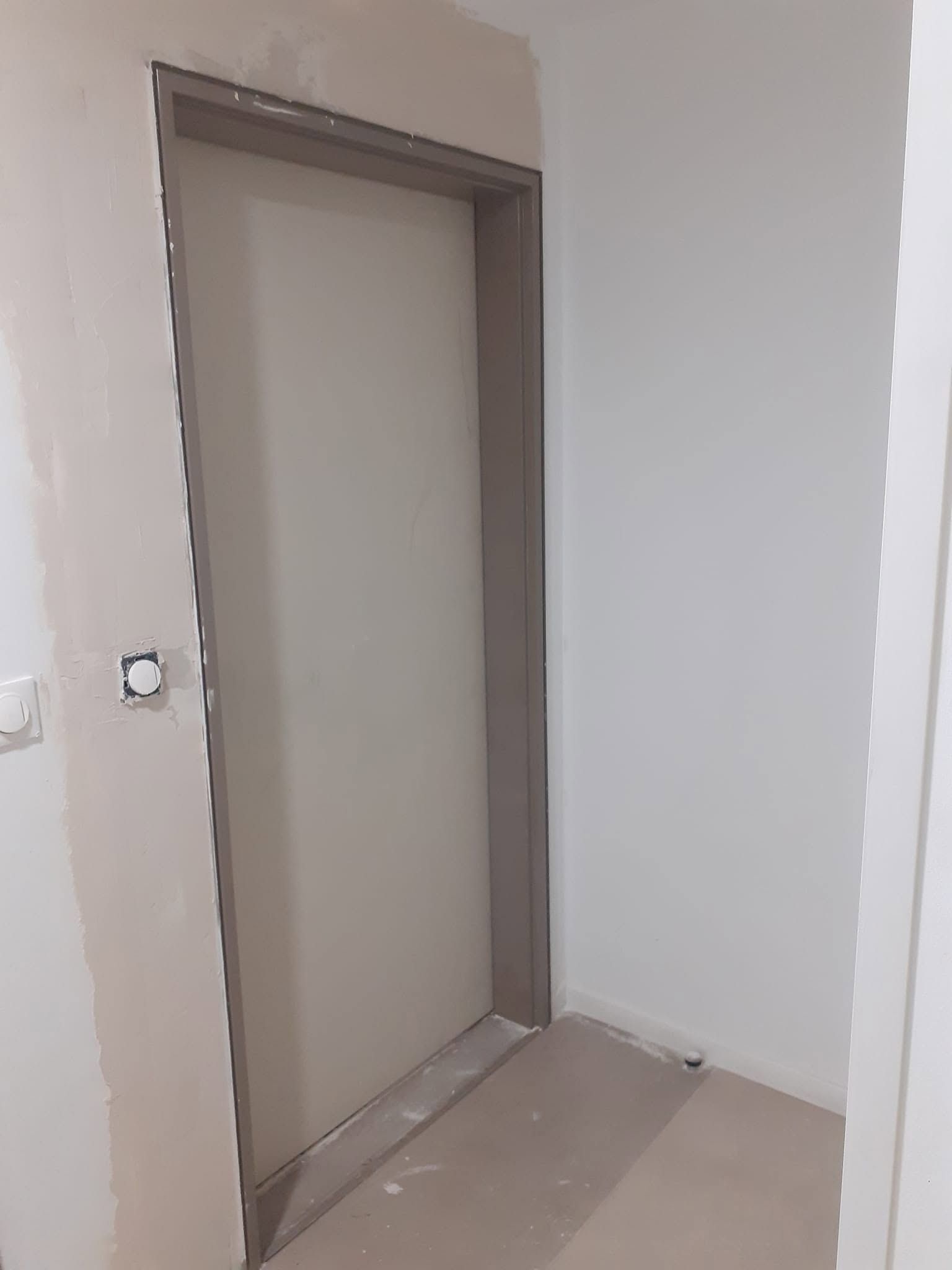 Petite ouverture de porte intérieure inachevée.