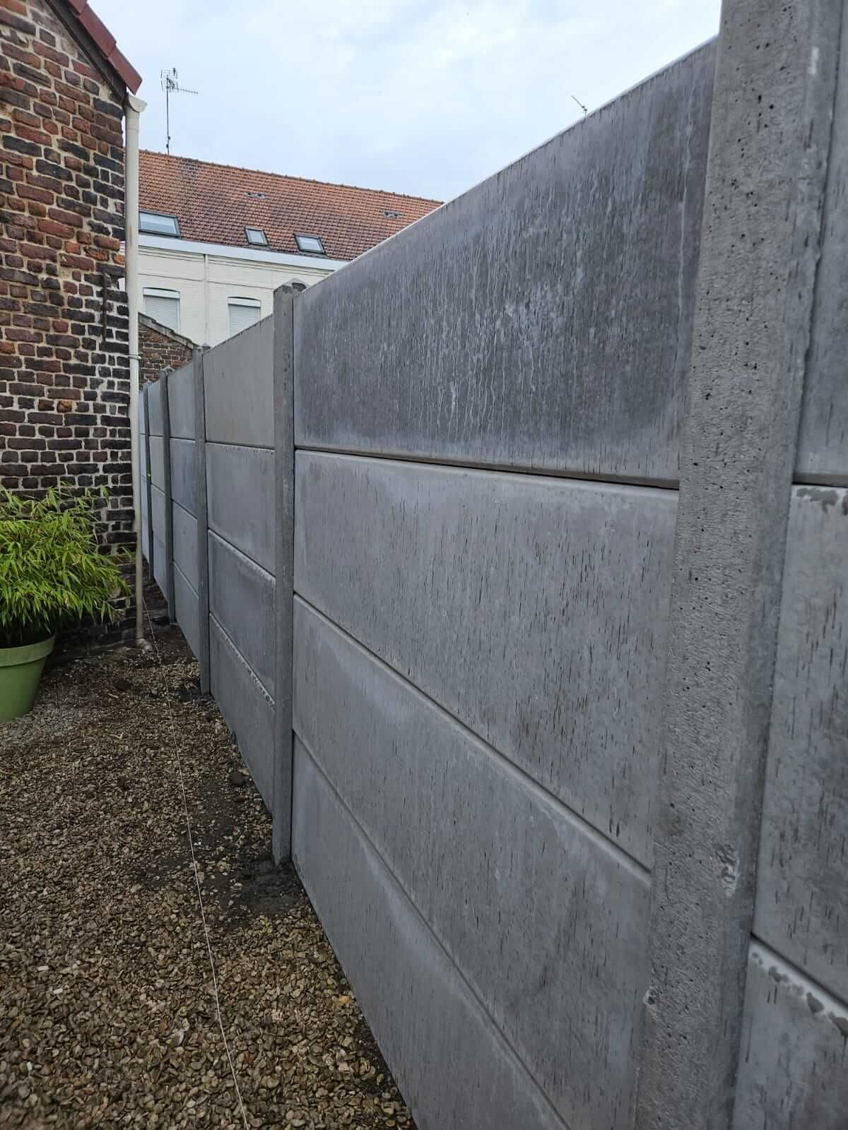 Mur en béton brut, avec des joints apparents, en extérieur