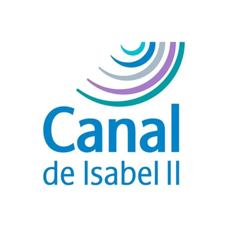 Logotipo de Canal de Isabel II, compañía de aguas. Presenta texto azul y un diseño curvo con líneas azules, verdes y moradas.