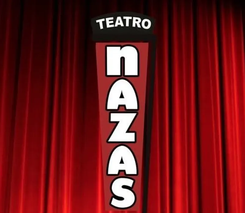 El logo del Teatro Nazas se ve sobre una cortina roja. El logo es un rectángulo vertical con letras blancas sobre fondo oscuro.