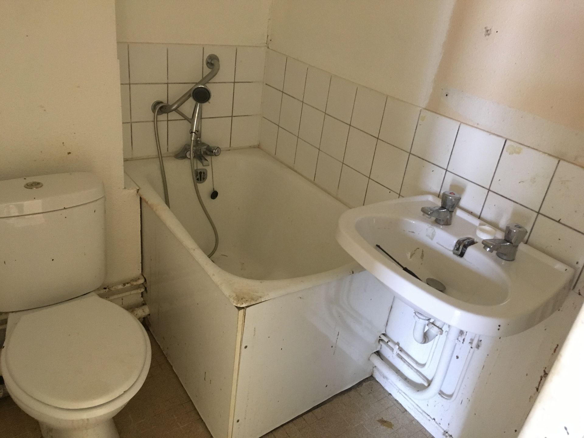 Salle de bains après le nettoyage professionnel