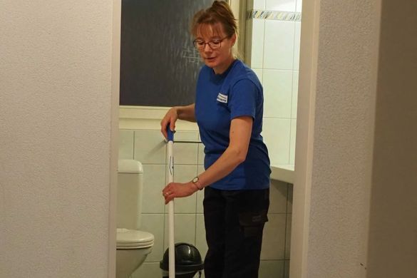 Mitarbeiterin von der superReinigung GmbH putzt eine WC-Anlage
