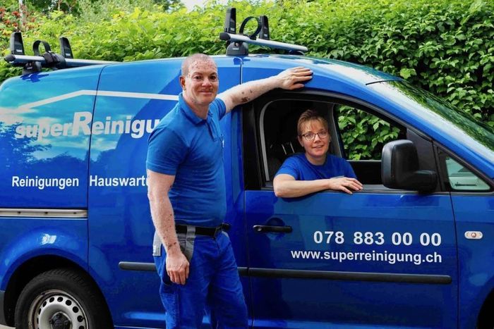 Kenny Messmer und seine Frau mit Fahrzeug der superReinigung GmbH