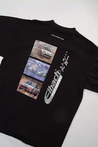 Ein schwarzes T-Shirt mit drei Autobildern darauf.