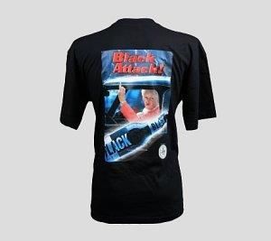 Ein schwarzes T-Shirt mit dem Bild eines Mannes in einem Auto auf dem Rücken