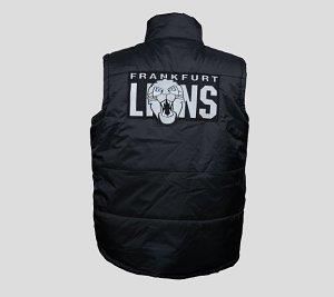 Die Rückseite einer schwarzen Weste mit der Aufschrift „Löwen“ darauf.