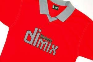 Eine Nahaufnahme eines roten T-Shirts mit dem Wort „Dimix“ darauf.