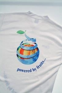Die Rückseite eines weißen T-Shirts mit dem Bild eines Apfels und den Worten „Powered by Fruits“.