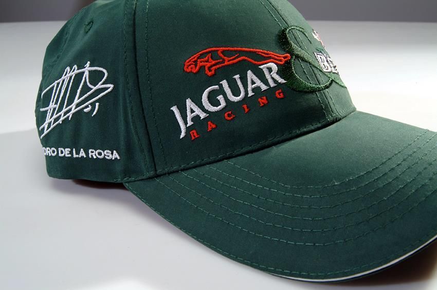 Eine grüne Baseballkappe mit der Aufschrift „Jaguar Racing“