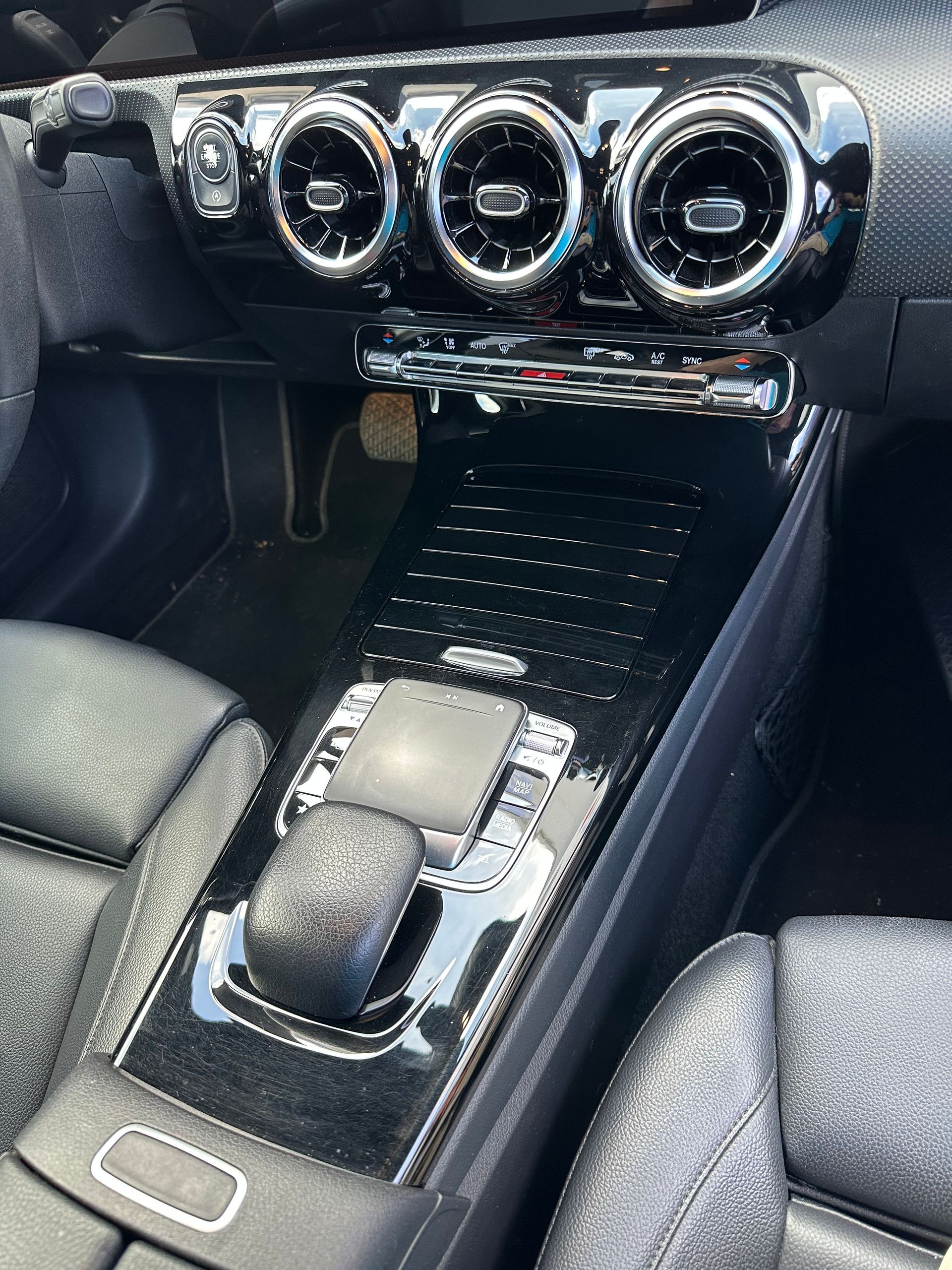 Un primer plano del tablero de instrumentos de un automóvil.