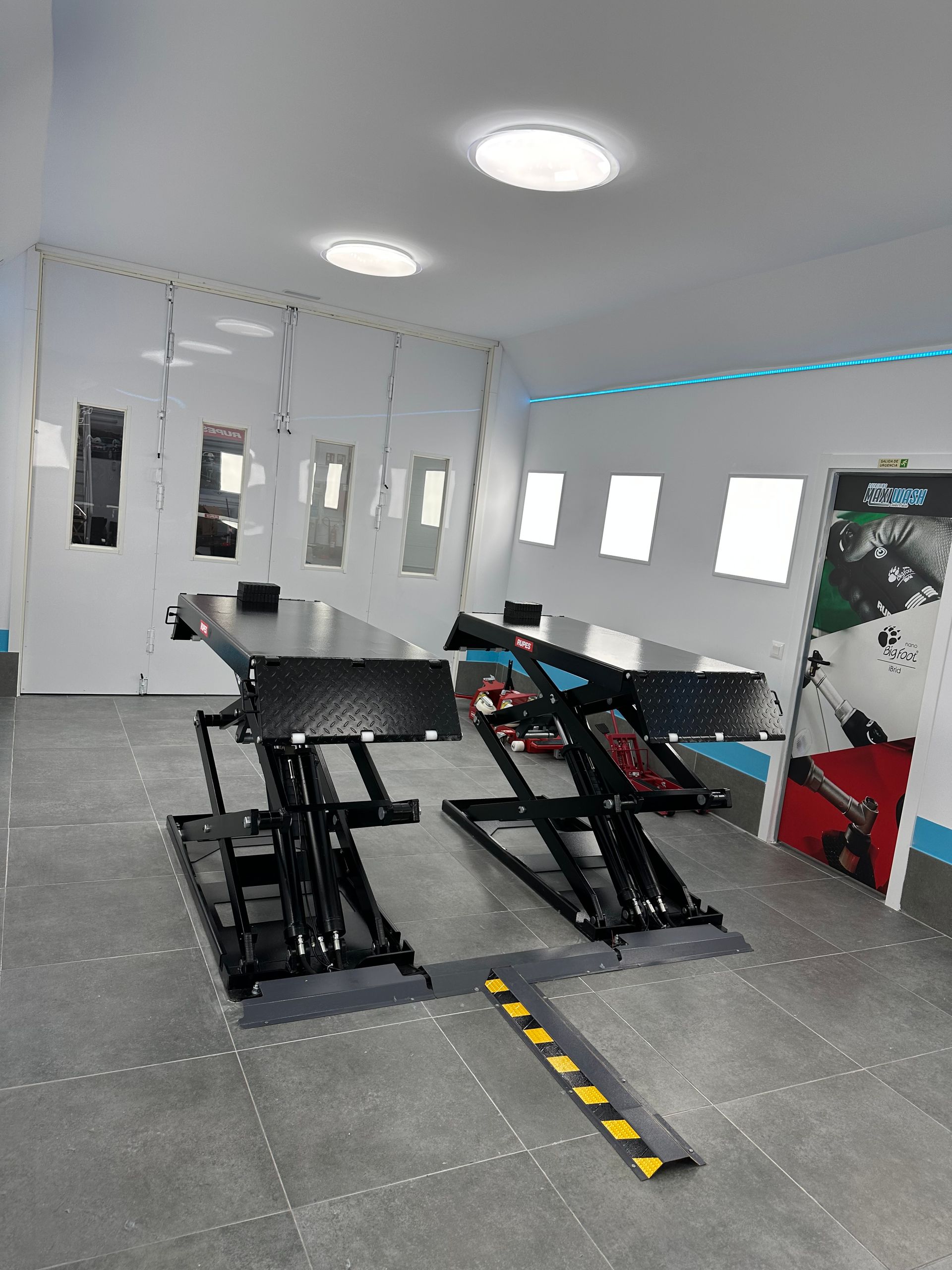 Una habitación con una mesa y dos elevadores de tijera en ella.