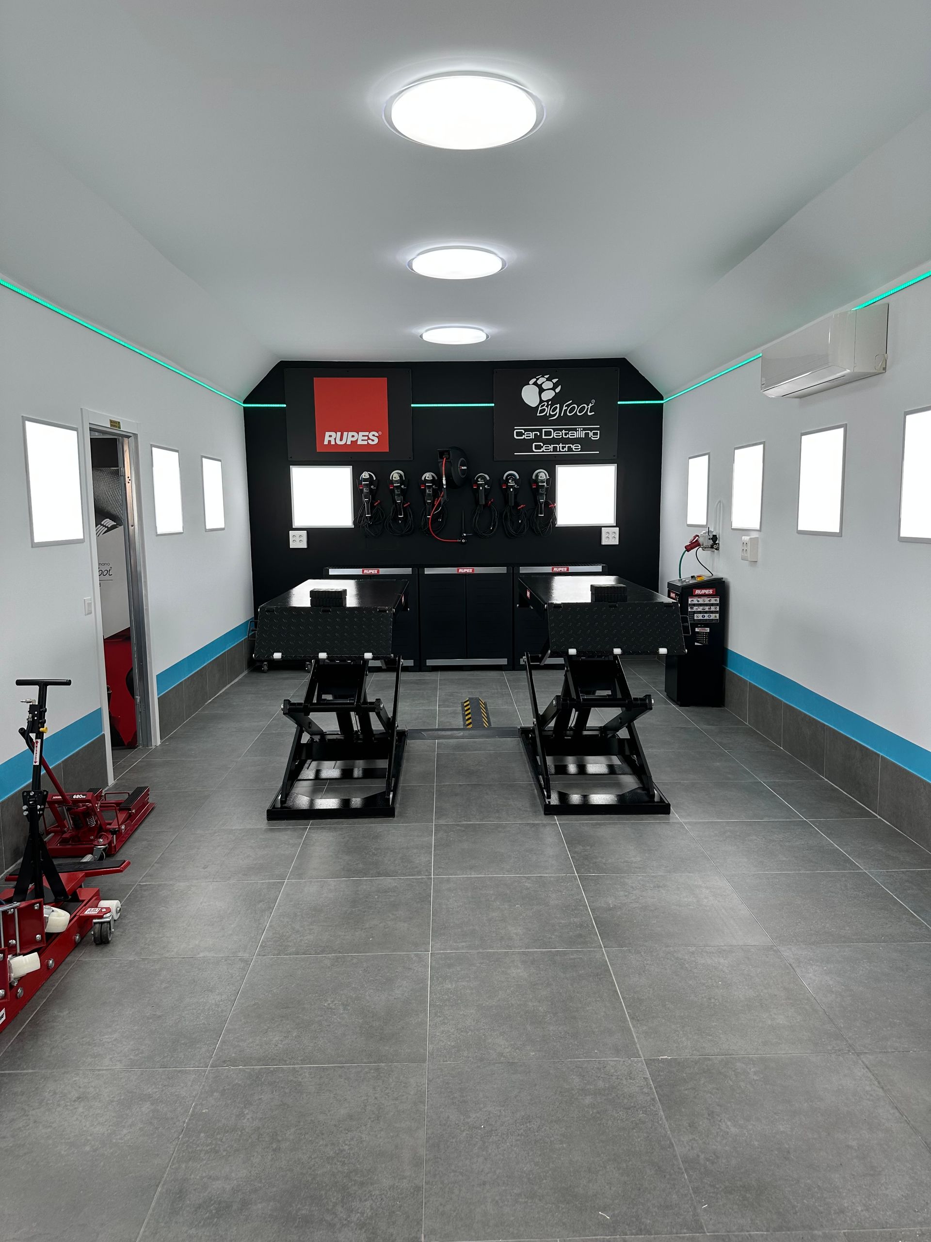 Un garaje con dos elevadores de motos en su interior.