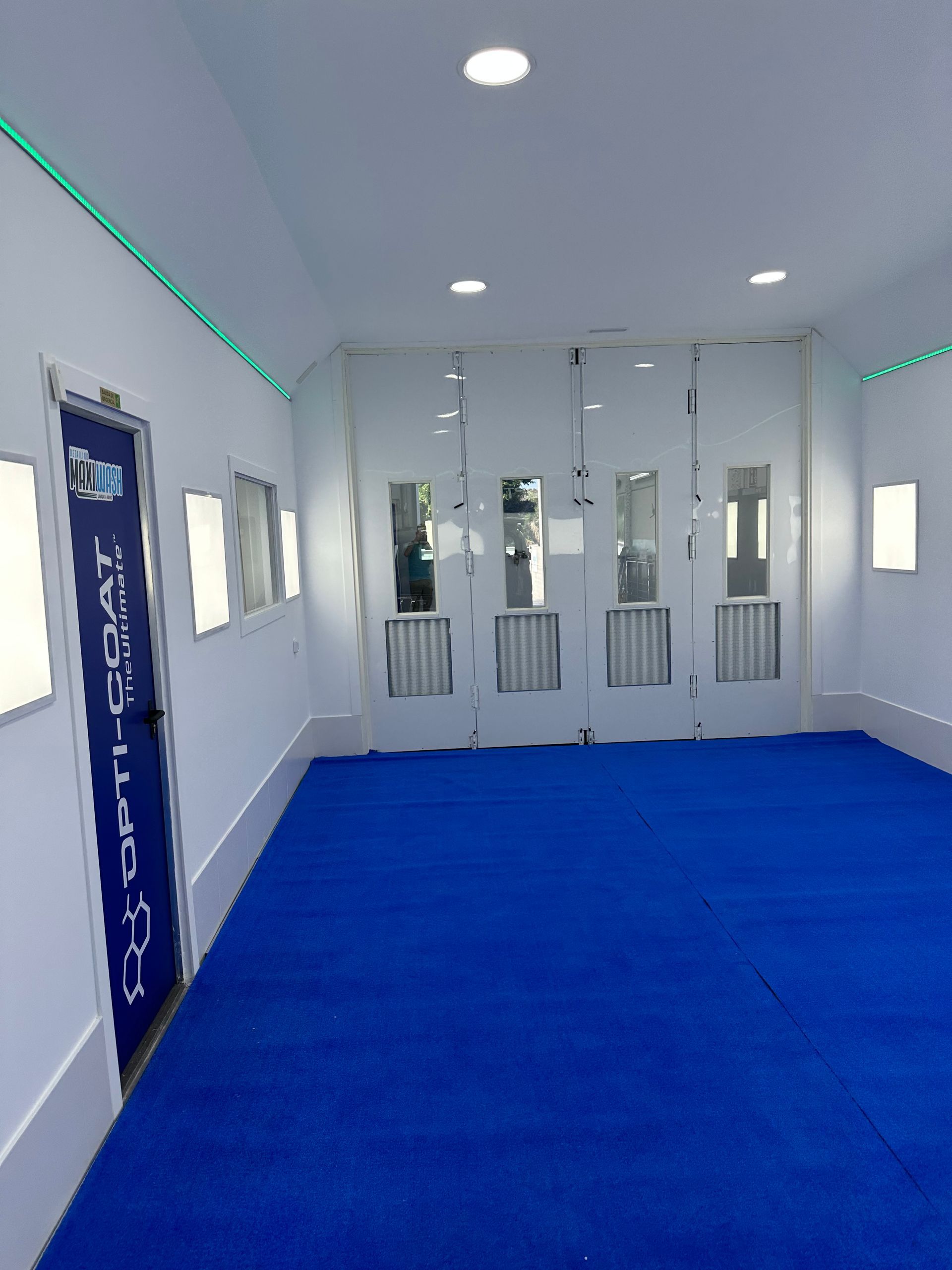 Una habitación con una alfombra azul y una puerta que dice 'TC Smith'.