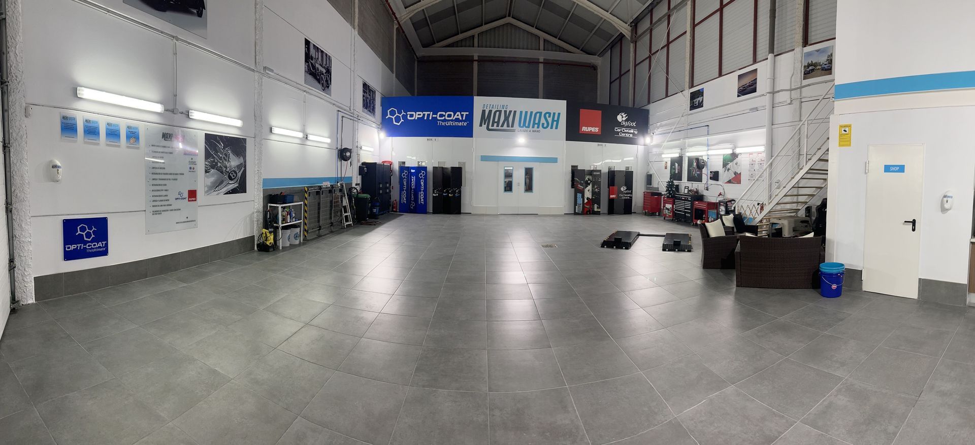 Un gran garaje vacío con una escalera que conduce al segundo piso.