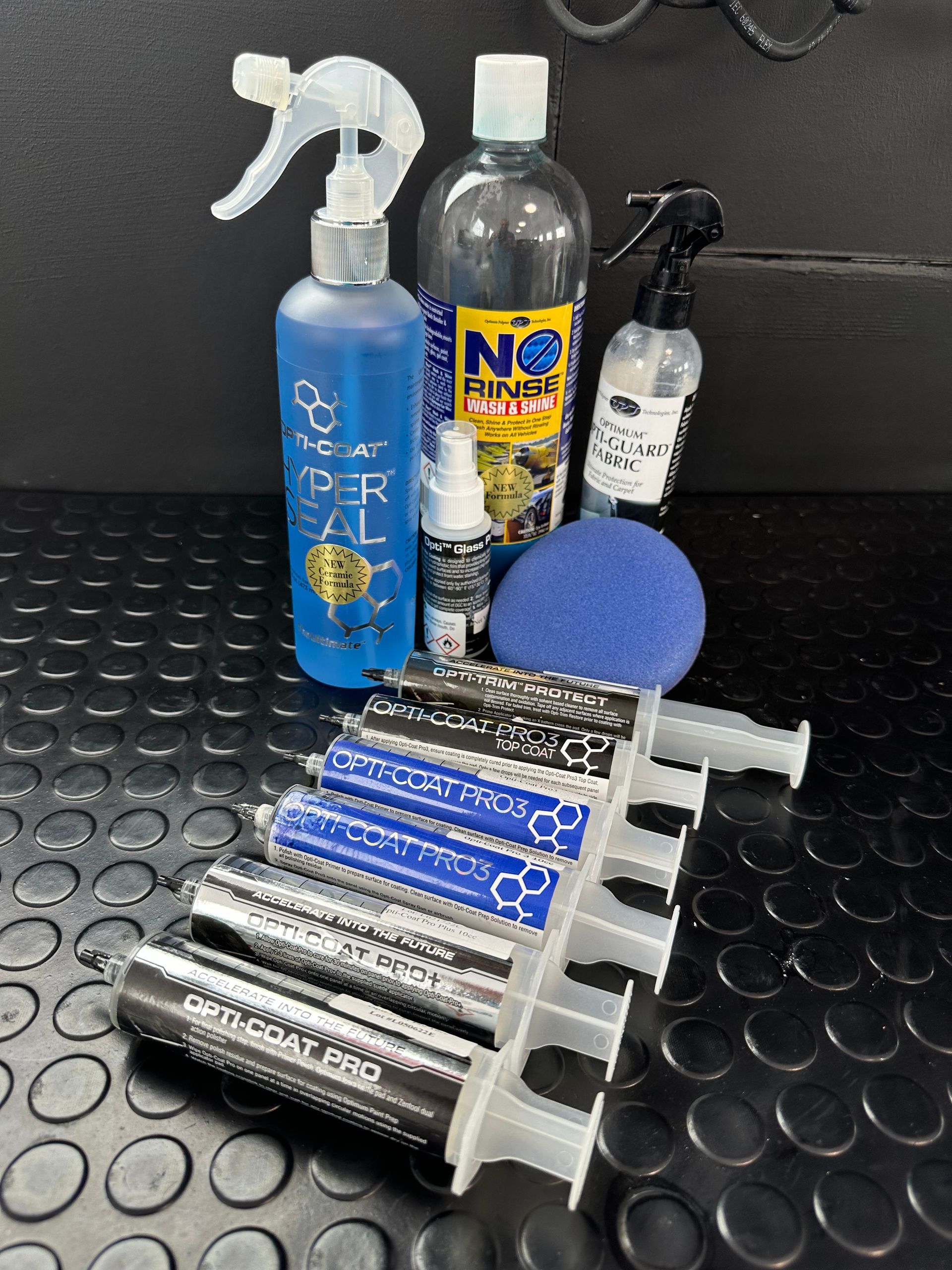 Un montón de botellas y jeringas están sobre una mesa.