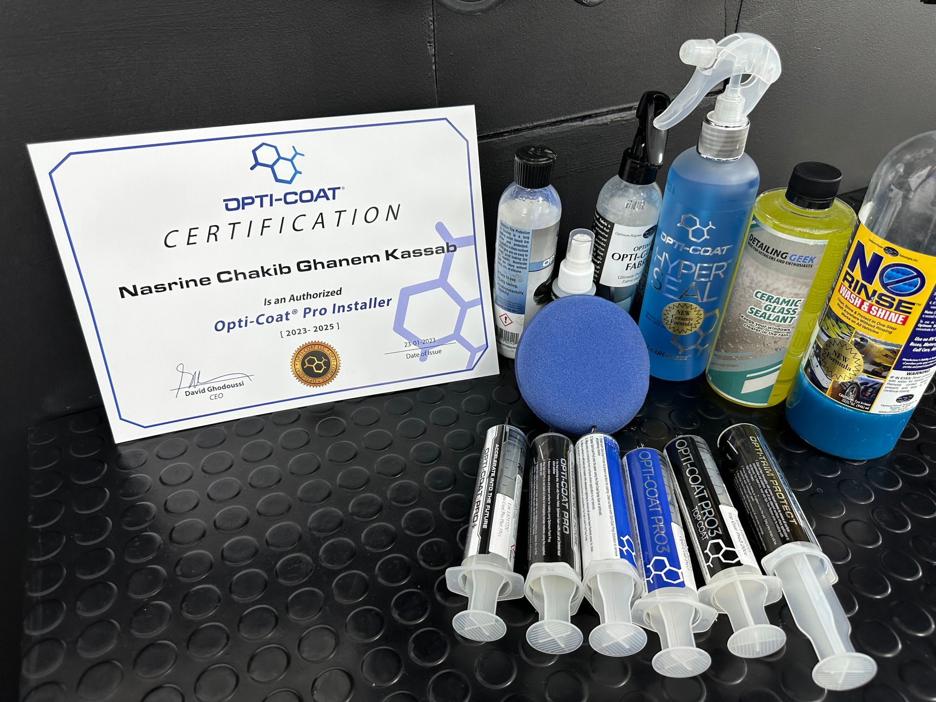 Un montón de botellas y jeringas sobre una mesa con un certificado.