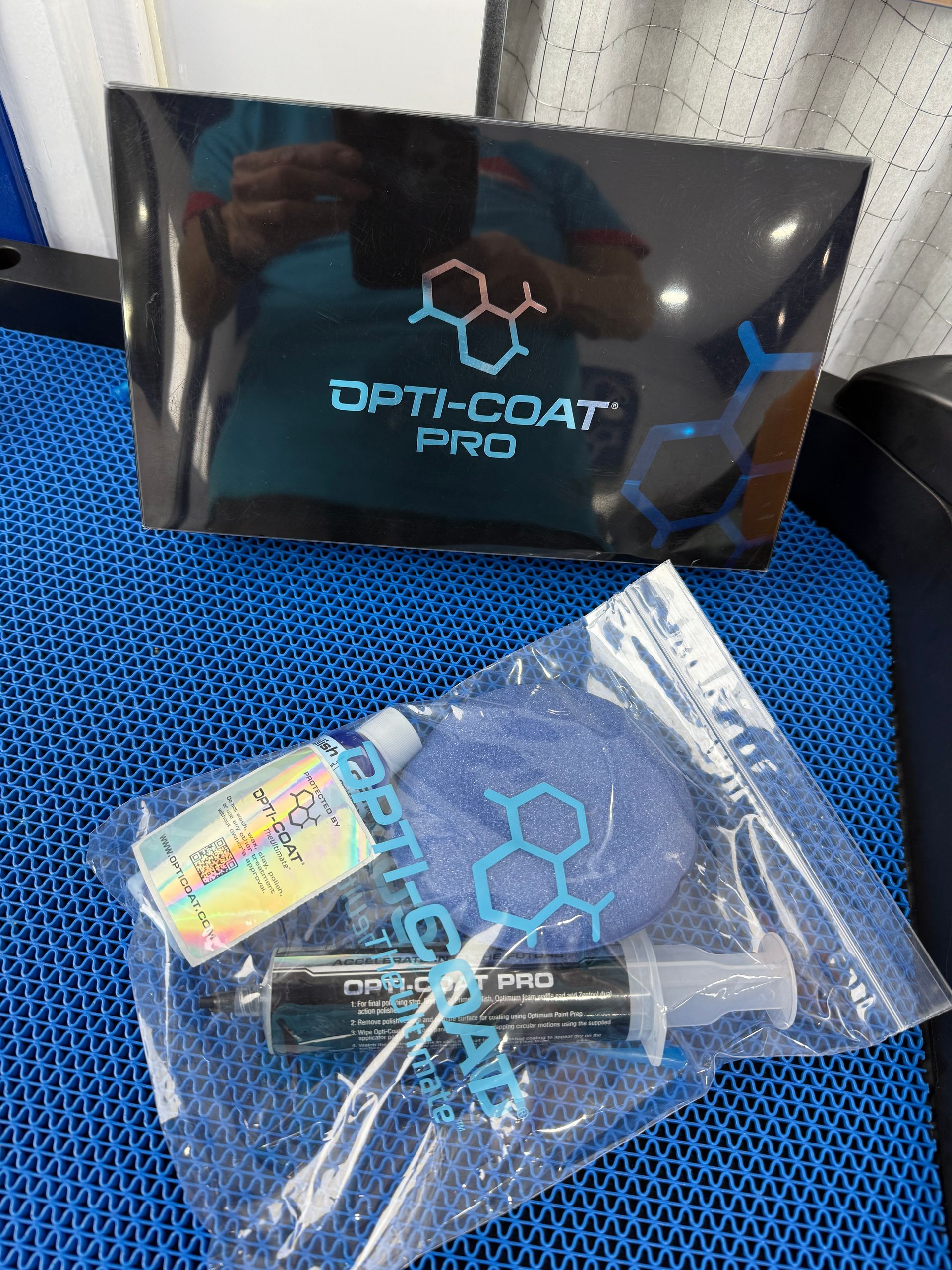 Un paquete de opti coat pro está sobre un paño azul.