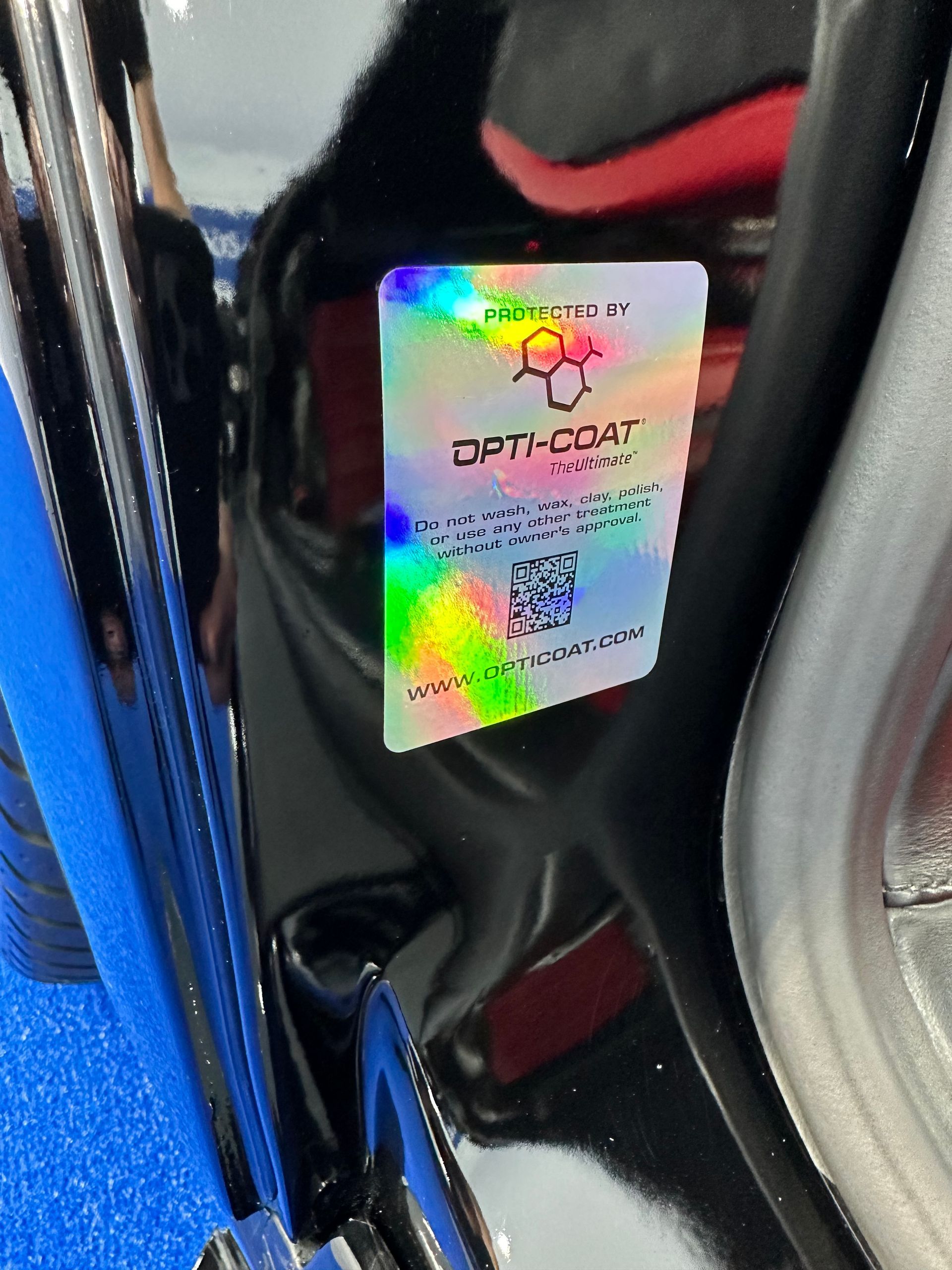 Un primer plano de un automóvil con una etiqueta que dice dpt-coat