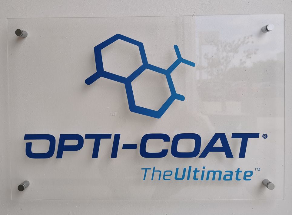 Un cartel que dice Opti-Coat, lo último en tecnología.