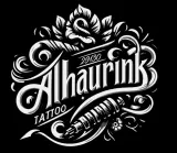 Logotipo de tatuaje en blanco y negro con la inscripci&oacute;n &ldquo;Alhaurink Tattoo&rdquo;, adornos ornamentales y una m&aacute;quina de tatuar.