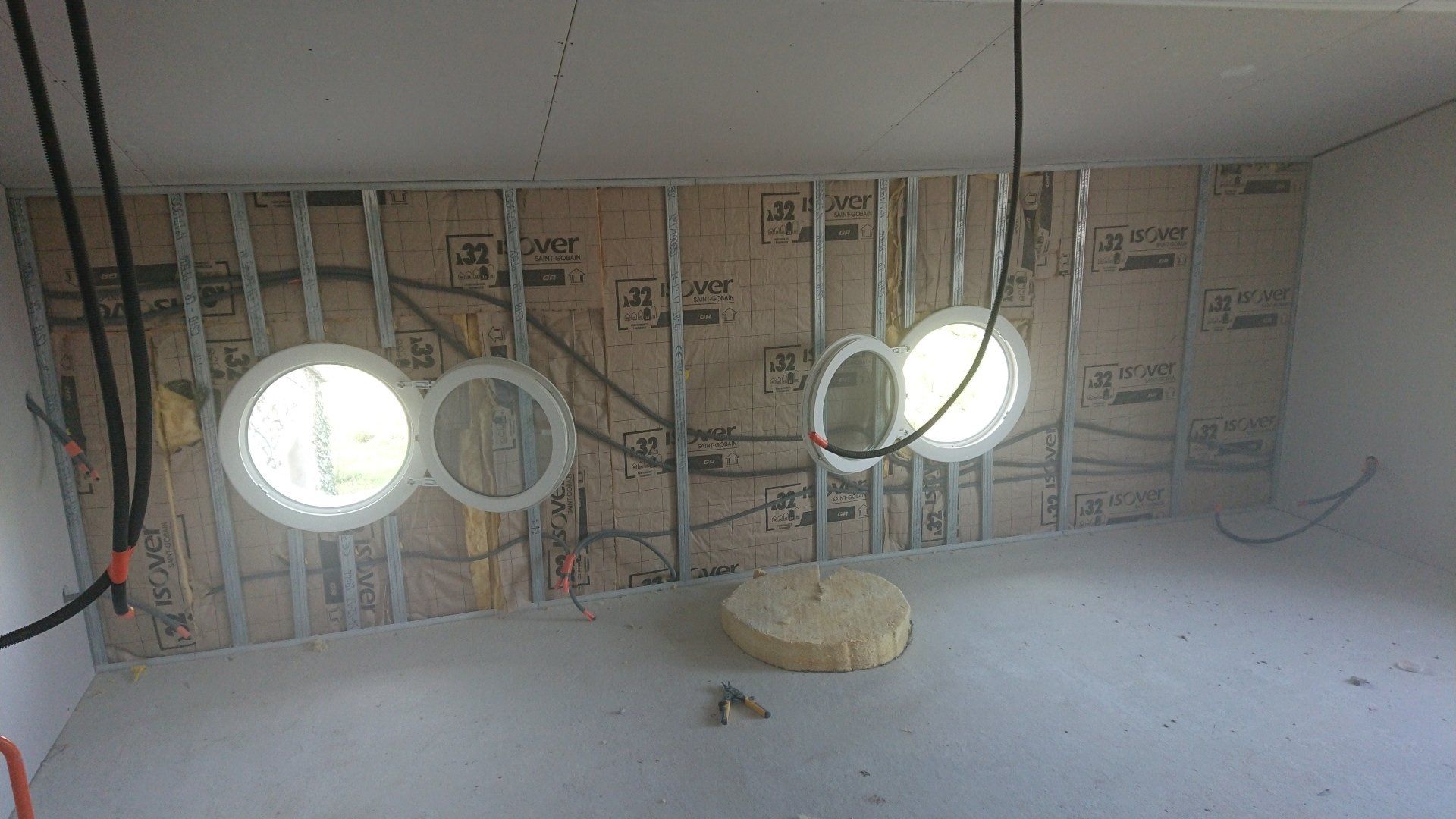 Plâtrerie fenêtres rondes