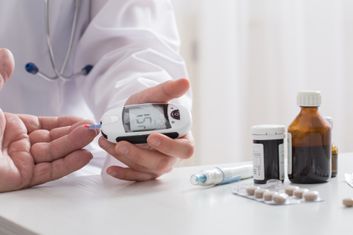 Person entnimmt Blut zur Überprüfung des Blutzuckers