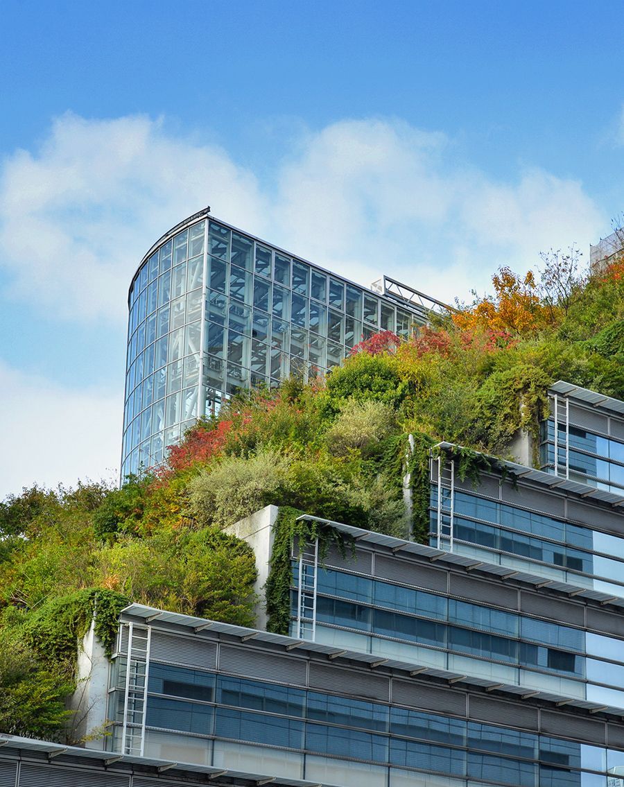 Uma vista aérea de um edifício com telhado verde