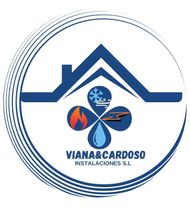 Logotipo azul para Viana Cardoso Instalaciones S.L. con un tejado y símbolos de suministros dentro de un círculo