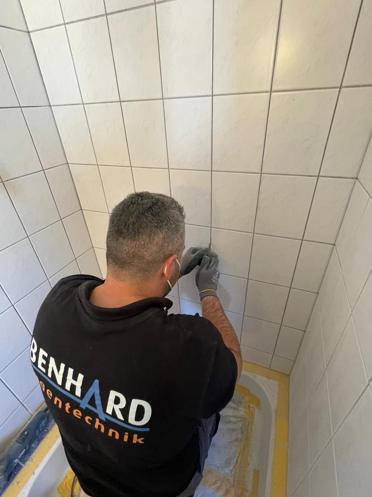 Ein Mann verspachtelt die Decke