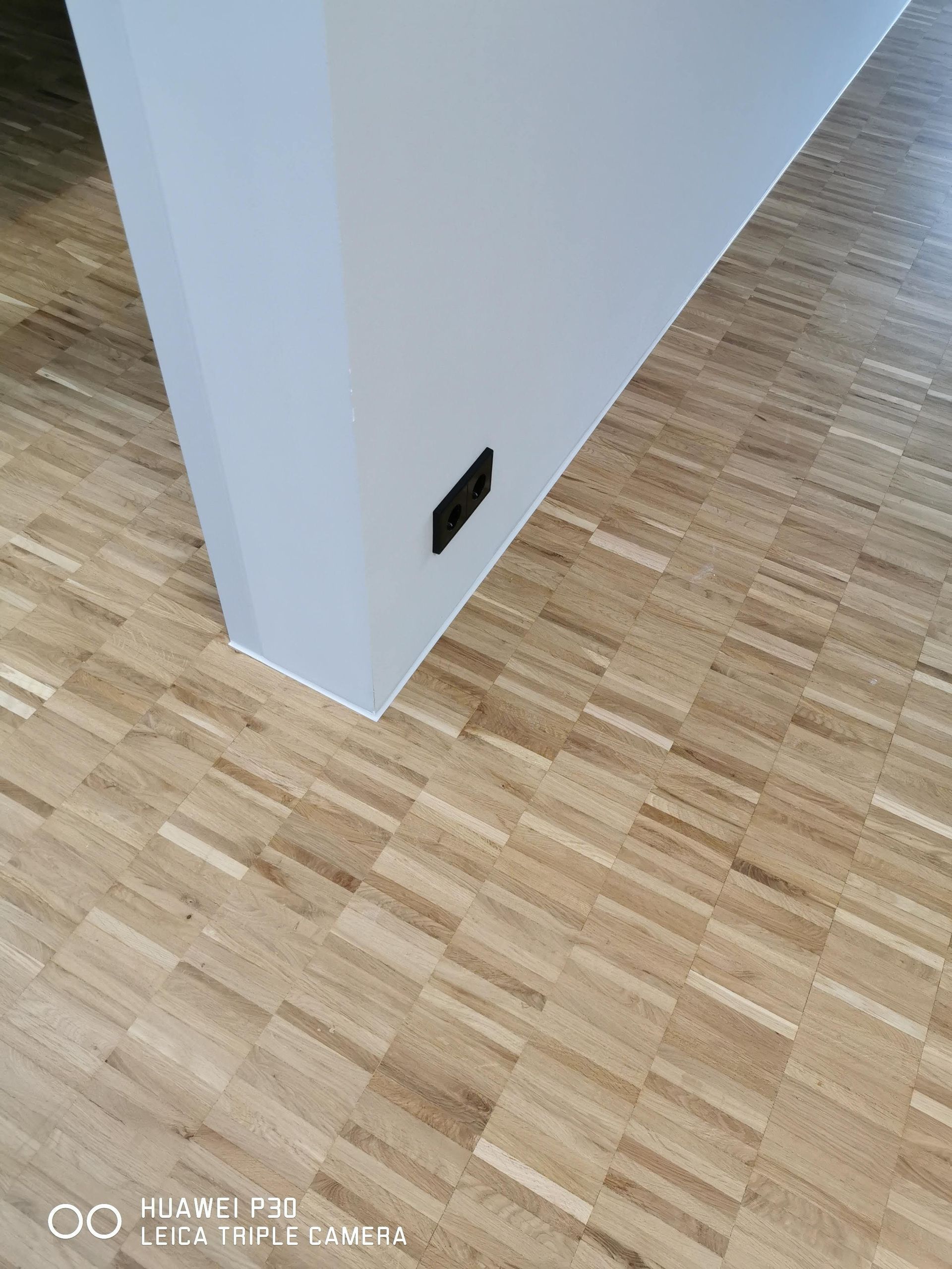 Benhard Fugentechnik Laminat sauber an einer Säule verlegt