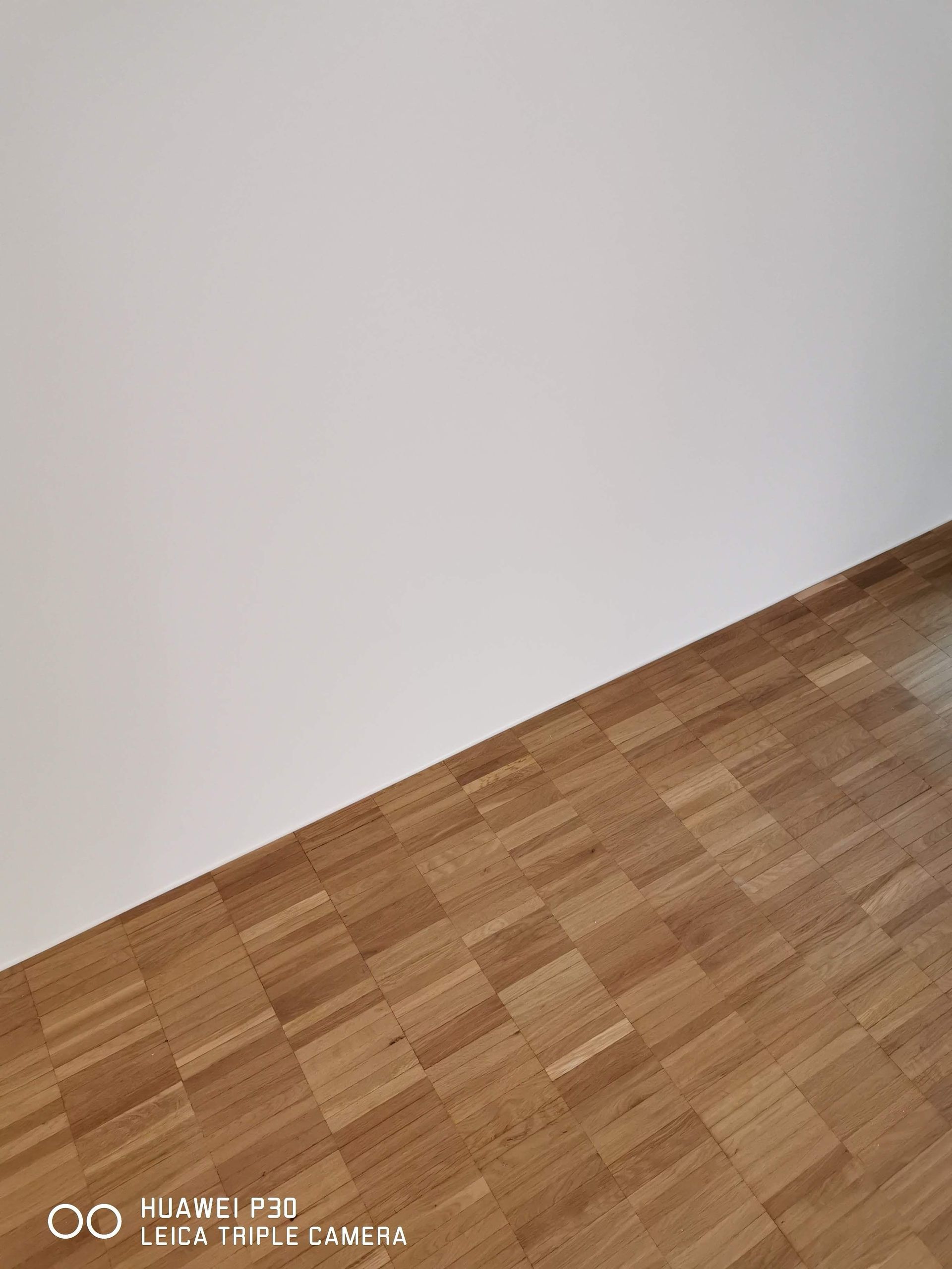 Laminatboden an der Wand lang saube verlegt