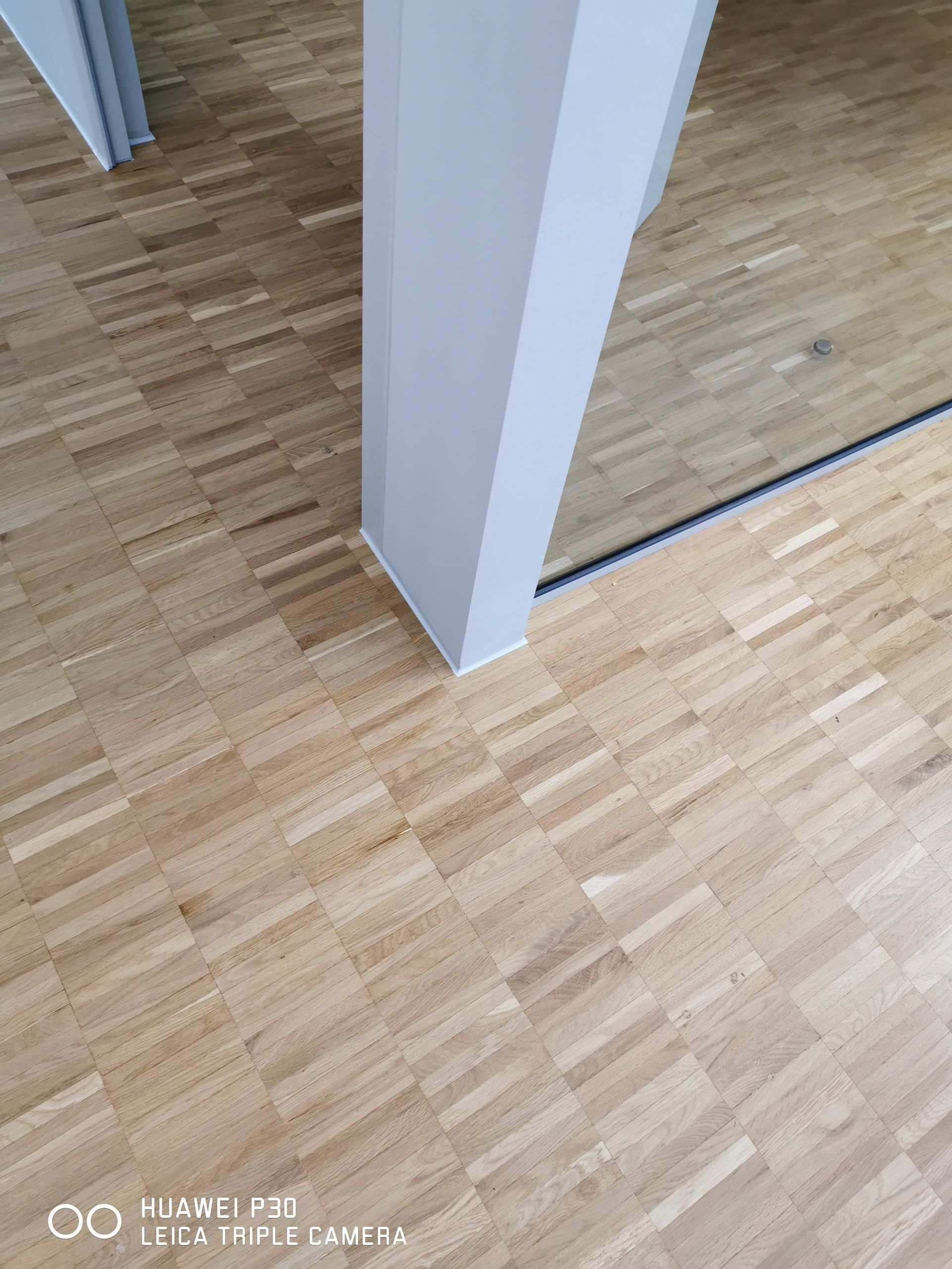 Laminatboden sauber am Eckpfeiler verlegt