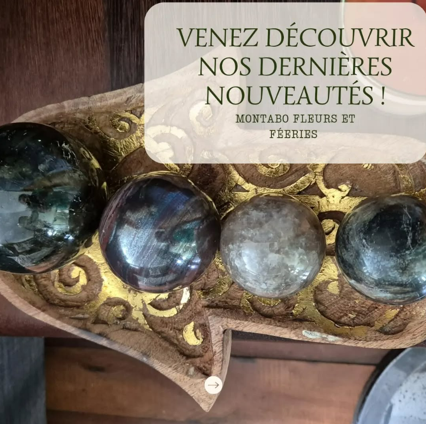 Quatre sphères brillantes et sombres dans un plat décoratif doré ; le texte dit Venez découvrir nos dernières nouveautés !