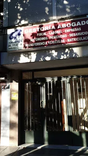 Un edificio con un cartel que dice gestión abogada.