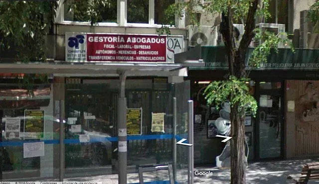 Un edificio con un cartel que dice gestoría abogados.