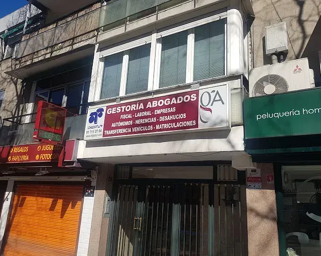 Un edificio con un cartel que dice gestoría abogados.