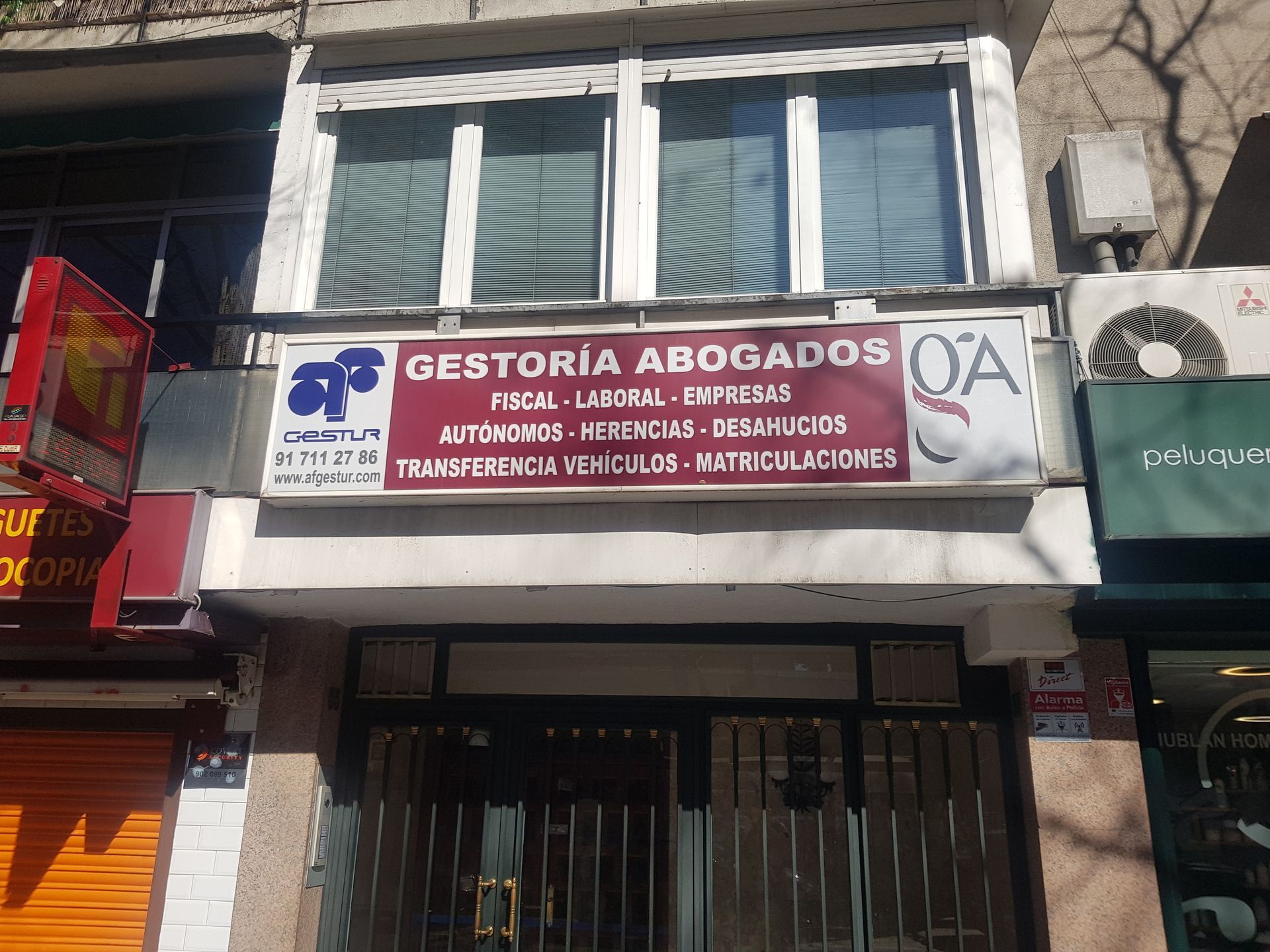 Un edificio con un cartel que dice gestoría abogados