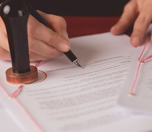 Una persona está sellando un documento con un bolígrafo.