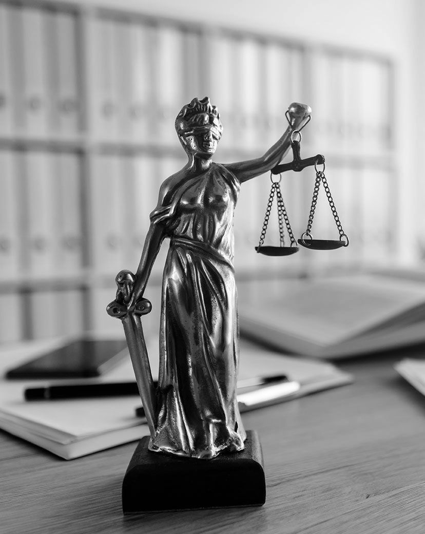 Une balance de la justice sur un bureau