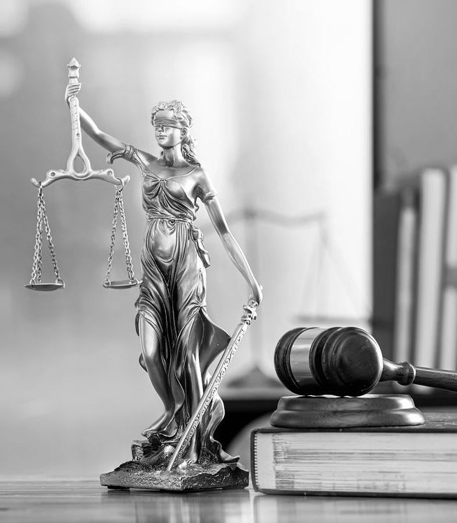 Statue représentant la justice sur un bureau