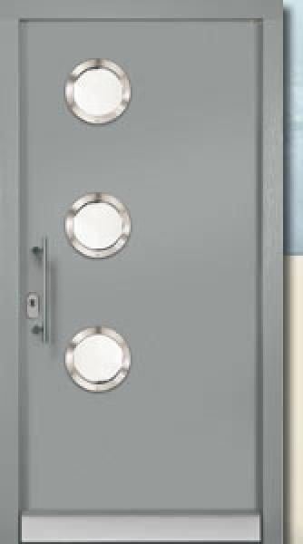 Eine graue Tür mit drei runden Fenstern und einer Klinke.