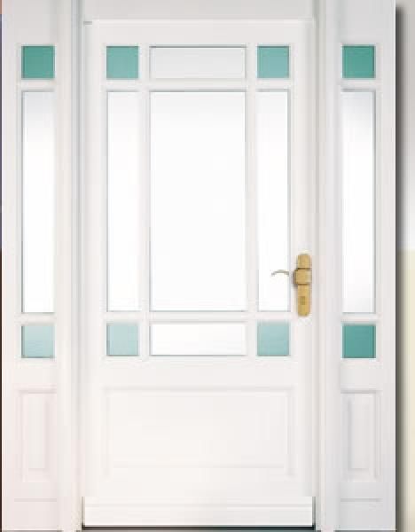 Eine weiße Tür mit grünen Quadraten an der Seite