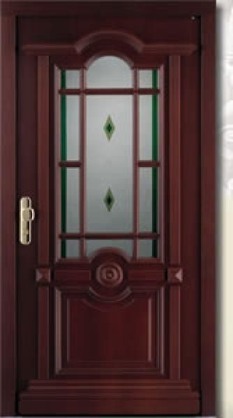 Eine Holztür mit einem Buntglasfenster