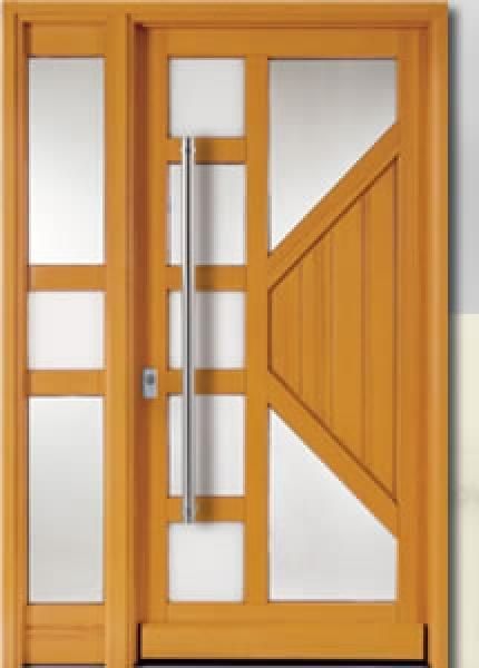 Eine Holztür mit einem Edelstahlgriff