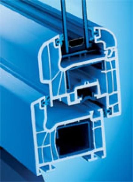 Eine Nahaufnahme eines blau-weißen Fensterrahmens aus Kunststoff