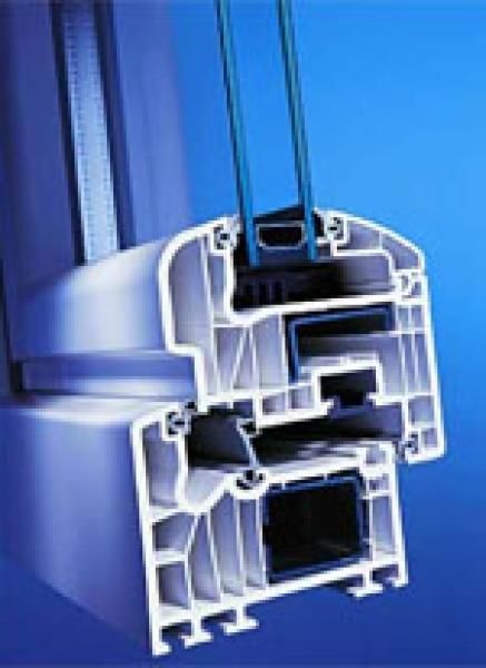 Eine Nahaufnahme eines Kunststofffensterrahmens auf blauem Hintergrund.