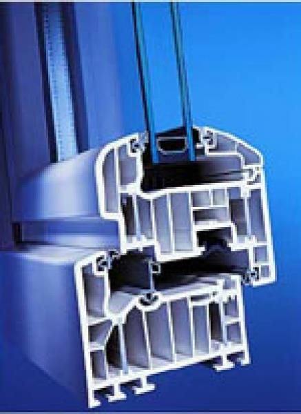 Eine Nahaufnahme eines Fensters mit blauem Hintergrund.