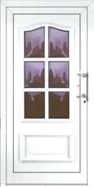 Eine weiße Tür mit braunen Fenstern und einem Griff auf weißem Hintergrund.