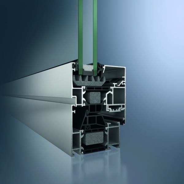 Eine Nahaufnahme eines Fensterrahmens mit grünem Glas