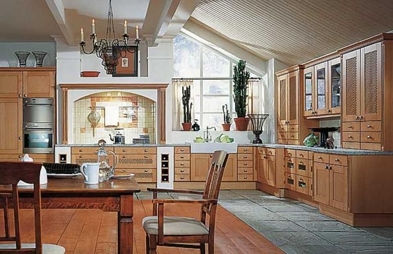 Eine Küche mit Holzschränken und einem Tisch und Stühlen